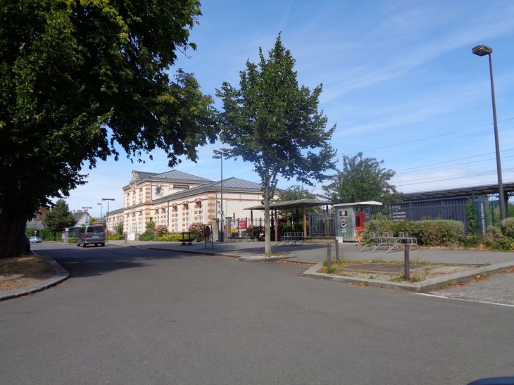 Dol de Bretagne gare train station entr jul22