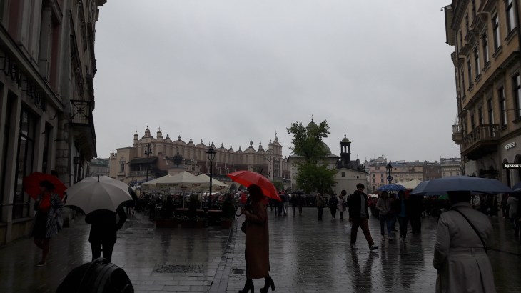 krakow-mariacki-square-on-rainy-day-may17