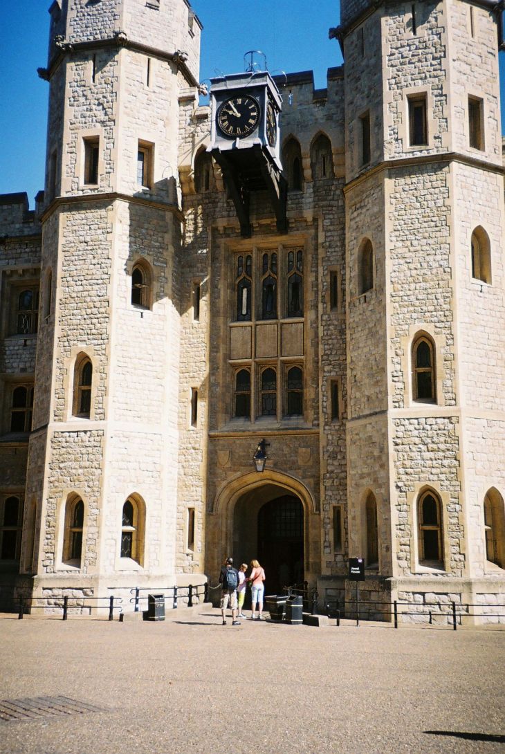 London tower of london parvis entr jul10