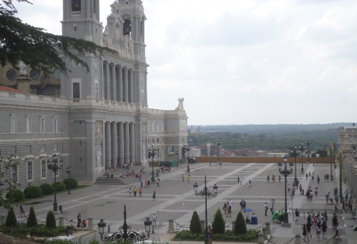 madrid-cat-almudena-parvis-fr-calle-del-factor-aug19