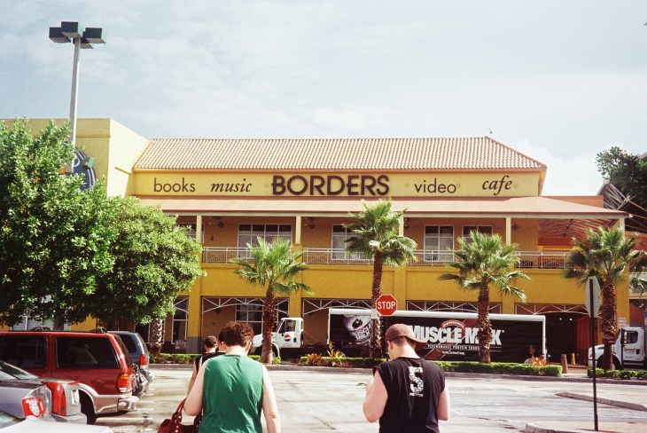 miami-dolphin-mall-borders-entrance