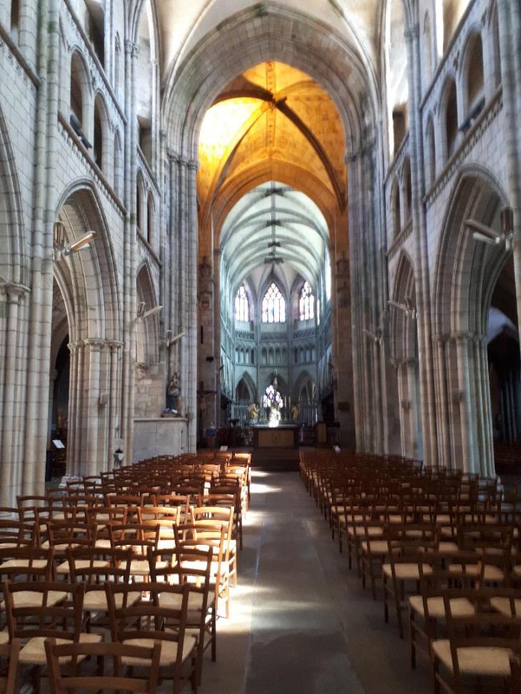 Saint Pol de Leon Cathedral St Pol Aurelien nave to altar jun22