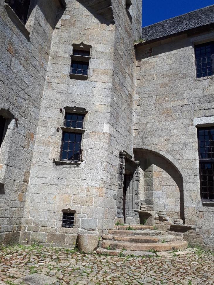 Saint Pol de Leon maison prebendale 2 patio jun22