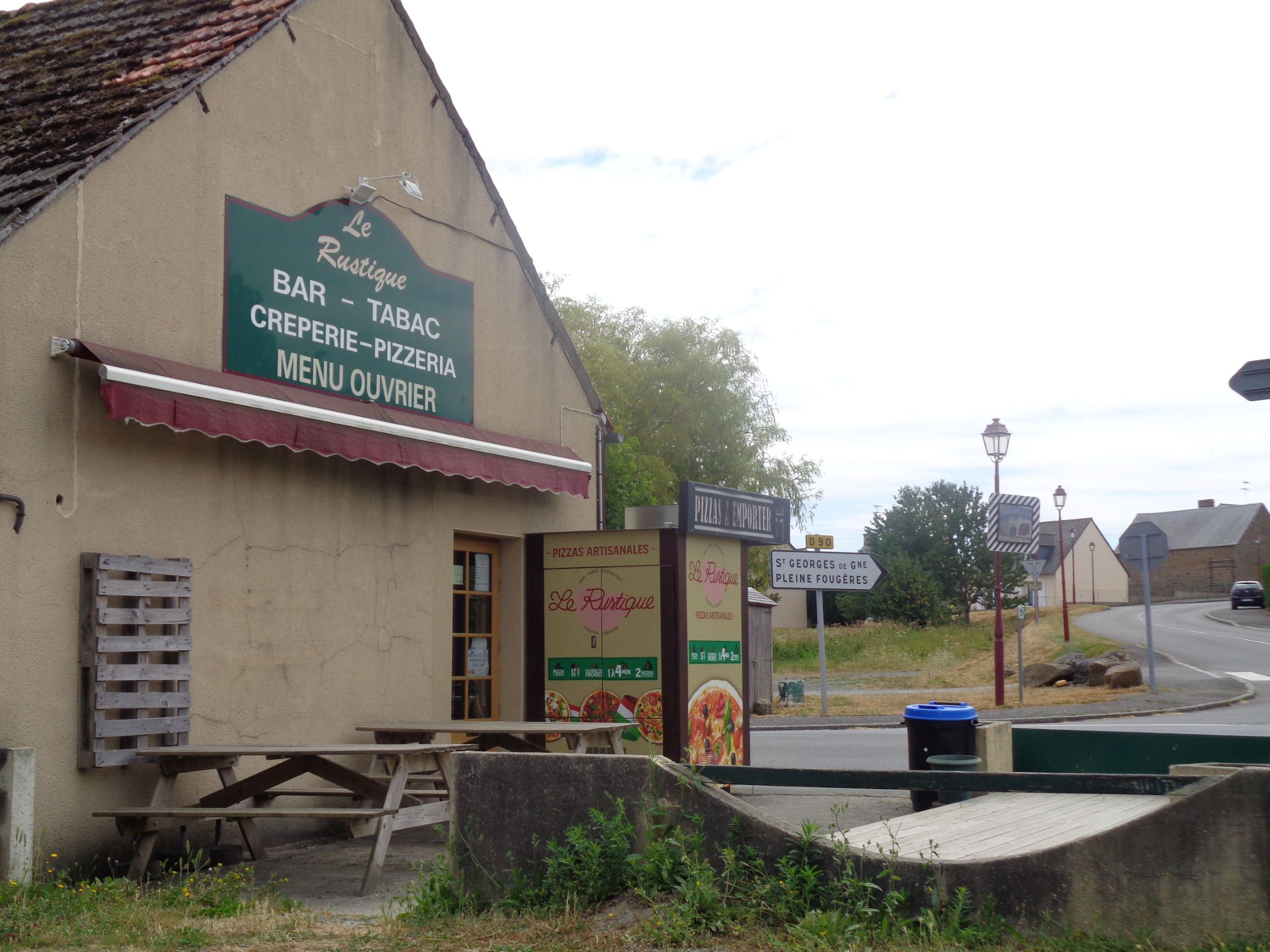 St georges de de Gréhaigne le rustique bar resto side ext jul22