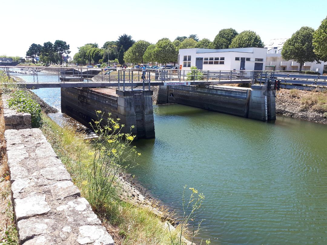 Vannes ecluse canal out to gulf jul22