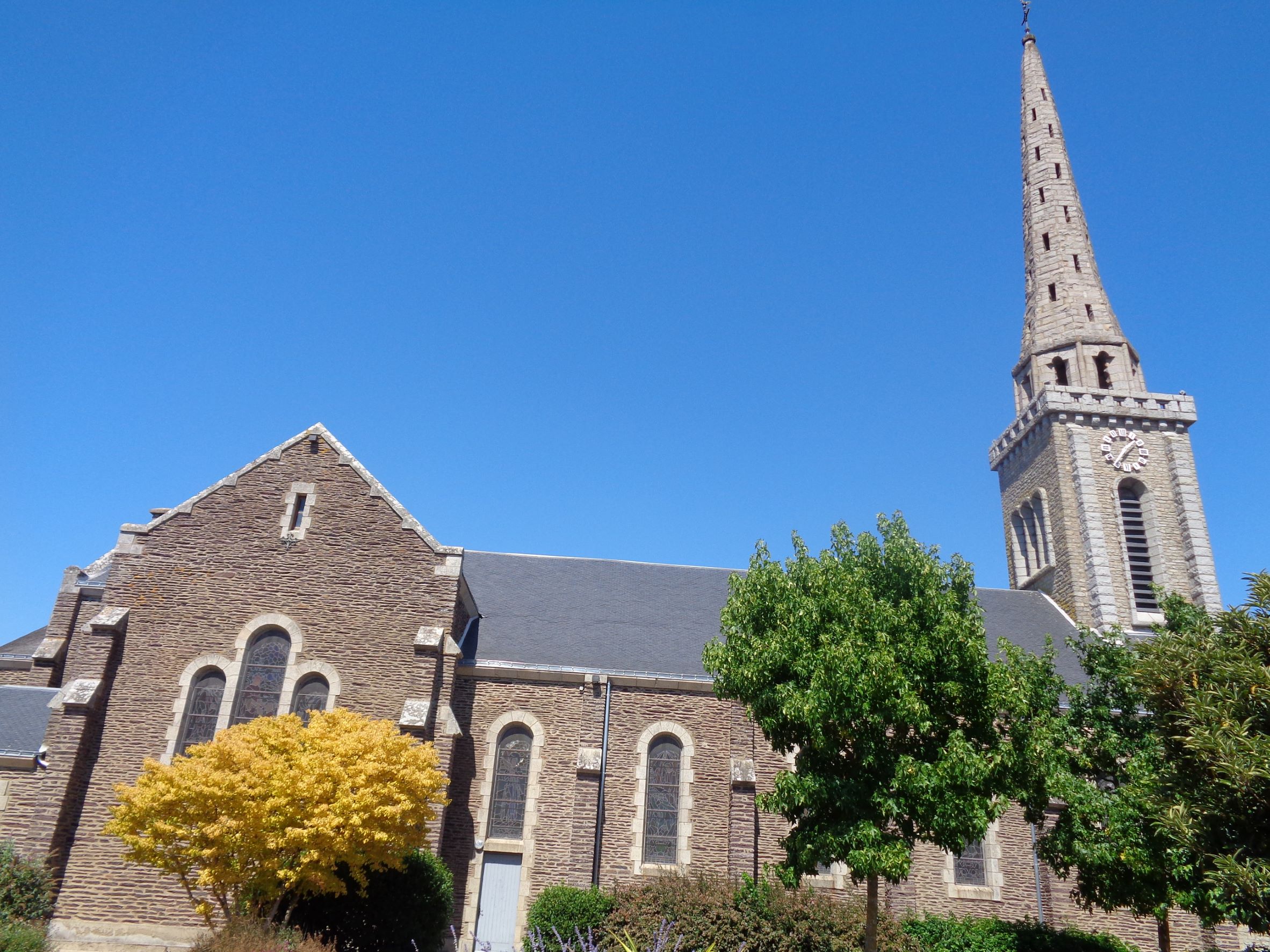 Loyat ch st Pierre et St Paul side left aug22