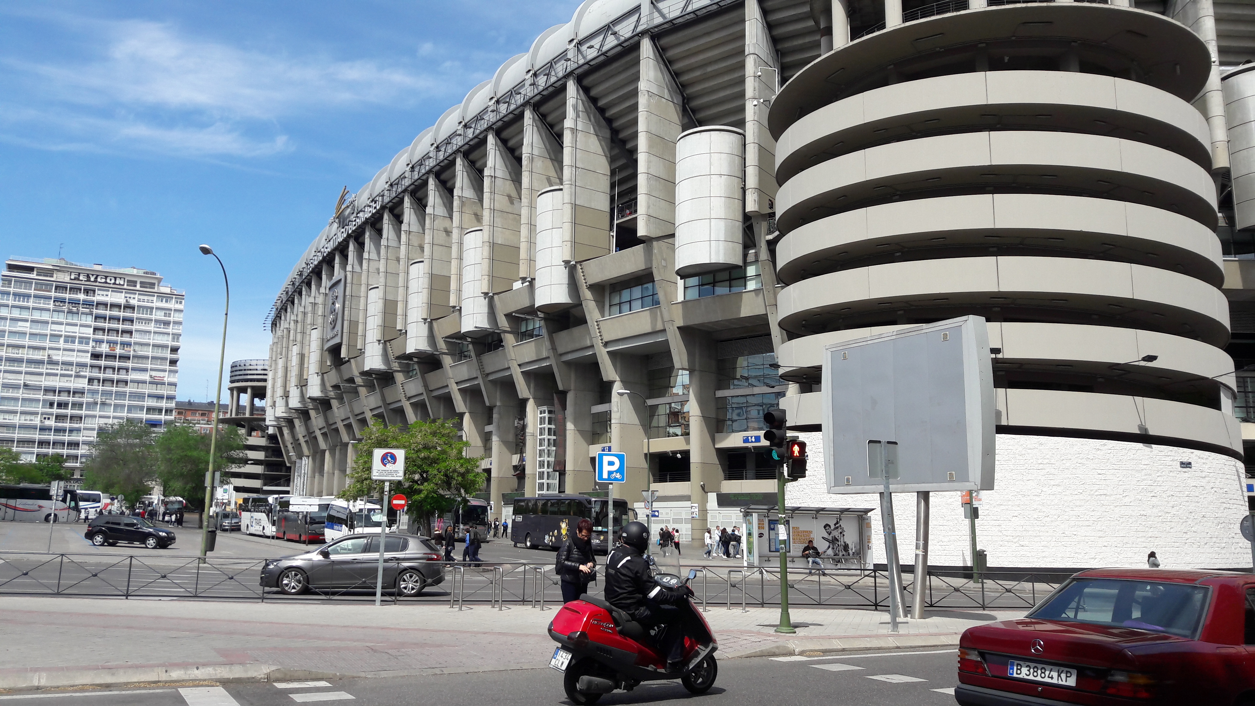 madrid bernabeu arriving from metro ln 10 apr17