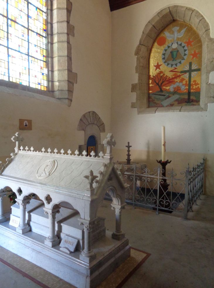 Neant sur Yvel ch St Pierre Anne Toussainte de Volvire tomb aug22