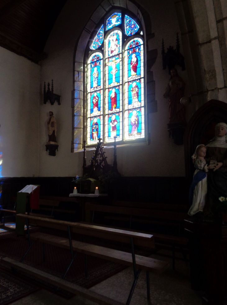 Neant sur Yvel ch St Pierre chapel stained aug22