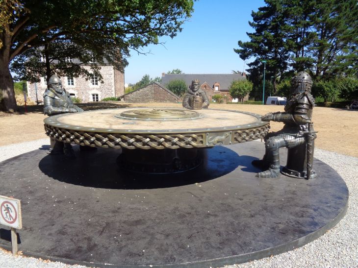 Neant sur Yvel Table de Ronde Artur front aug22