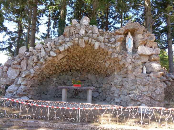 Neant sur Yvel Table de Ronde grotto ND de Lourdes aug22