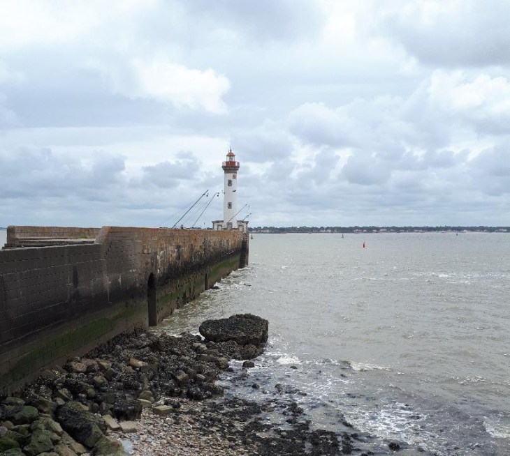 st-nazaire-port-lighthouse-by-sub-base-jun19