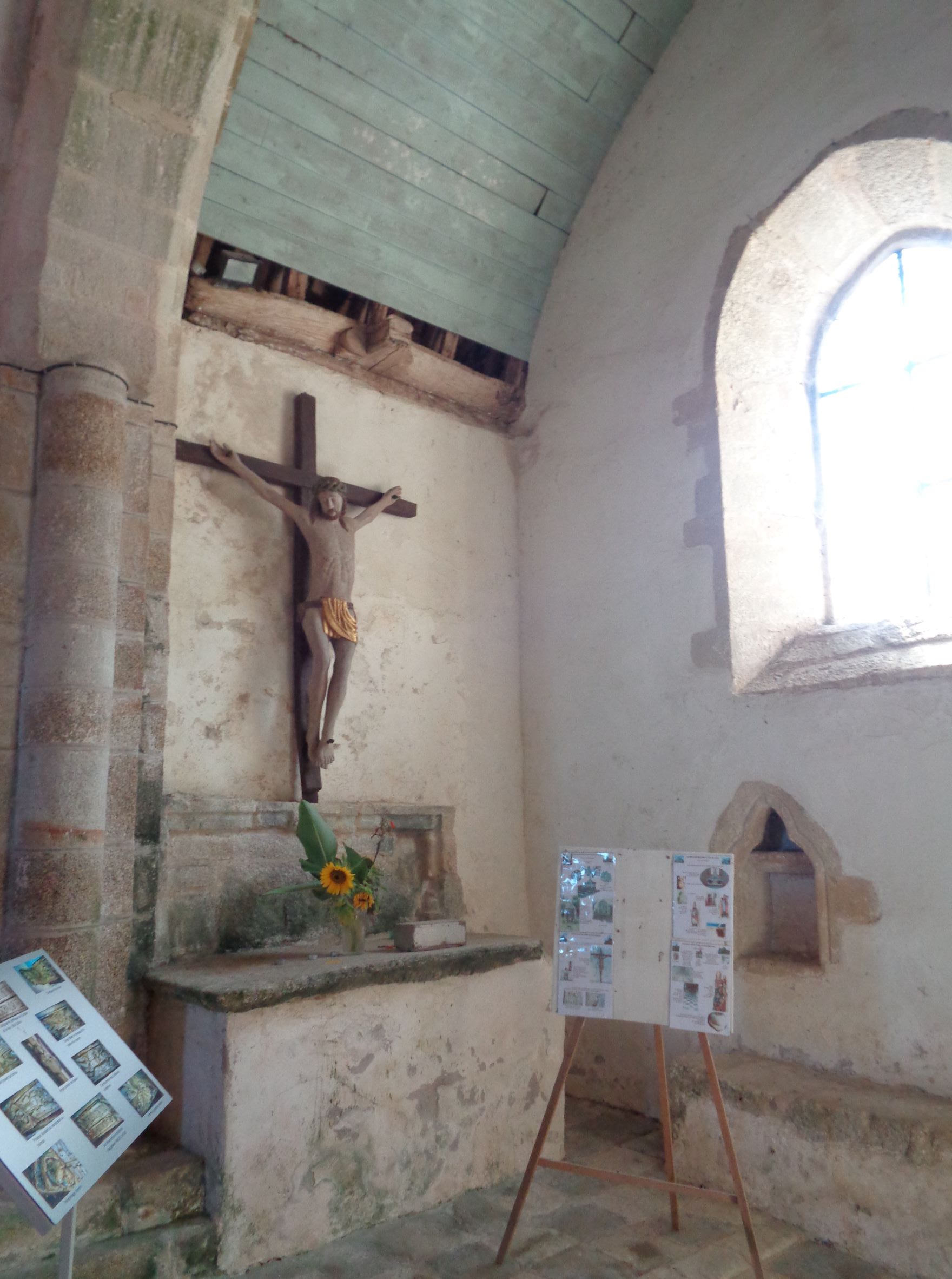 Tréfflean chapelle Notre-Dame-de-Bon-Secours Chapel Christ on Cross Cran aug22