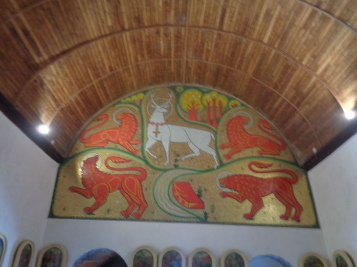 Trehorenteuc ch Sainte Onenne ou chapelle du Graal back wall artur aug22