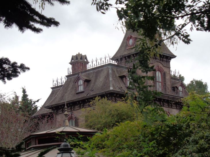 Disneyland paris disney park frontierland haunted house side sep22