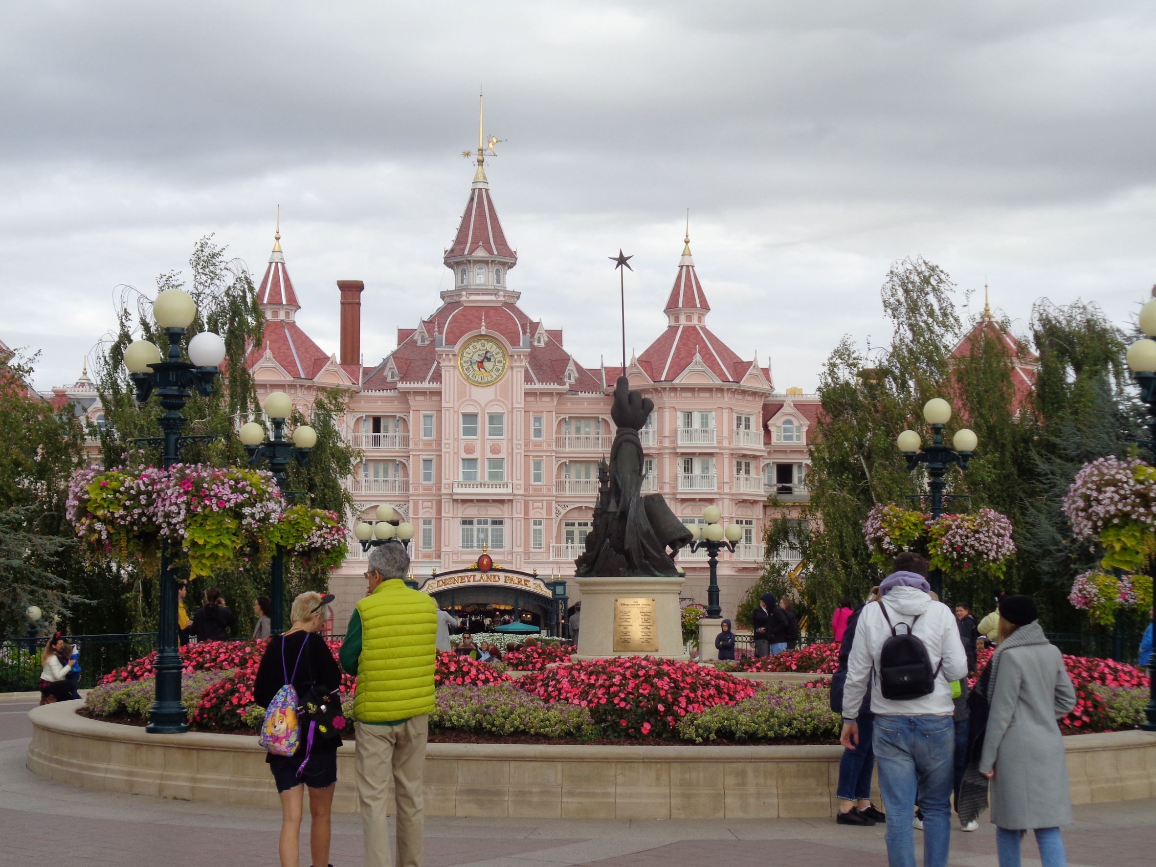 Disneyland paris disney park hotel entrance sep22