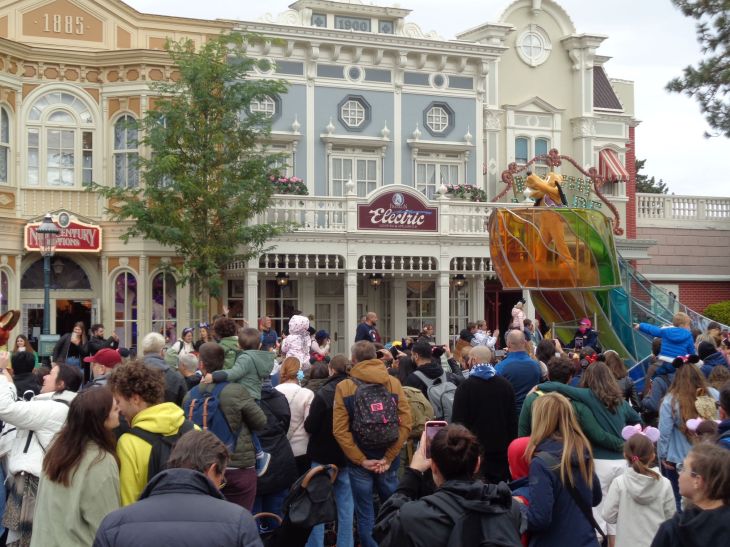 Disneyland paris disney park main st parade dog sep22