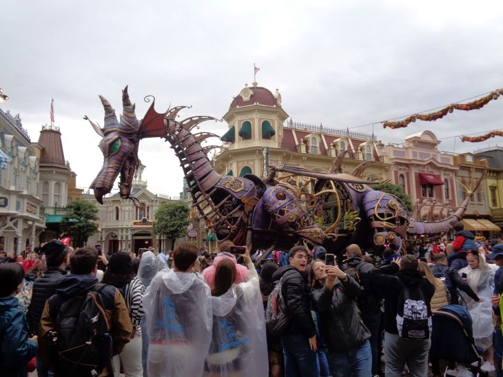 Disneyland paris disney park main street parade dragon sep22