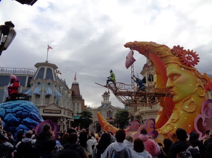 Disneyland paris disney park main street parade figures sep22
