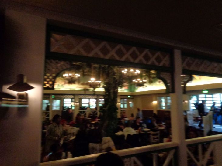 Disneyland paris pizzerai hathis inside dining room sep22