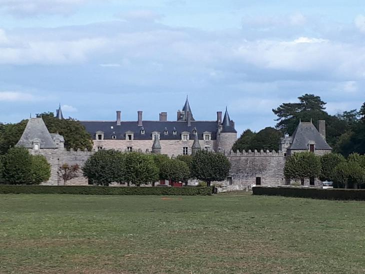Erquy chateau bienassis front afar sep22