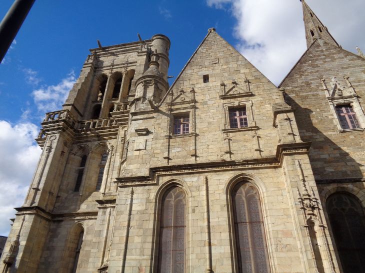 Guingamp basilica ND bon secours belltower side sep22