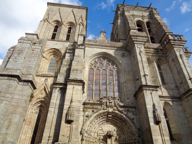 Guingamp basilica ND bon secours front towers sep22