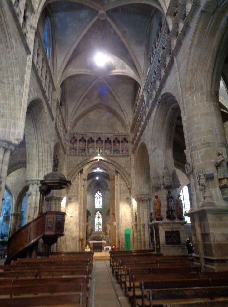 Guingamp basilica ND bon secours nave to altar pulpit left sep22