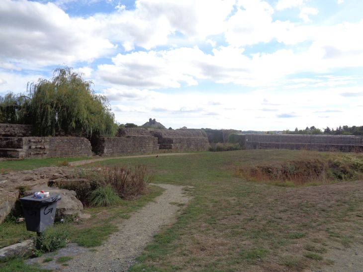 Guingamp chateau pierre II inner courtyard sep22