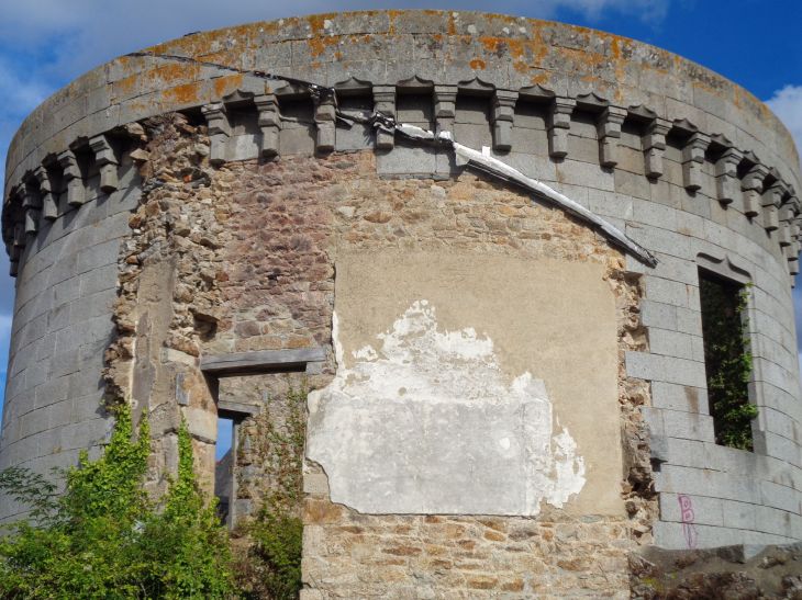 Guingamp chateau pierre II inside tower closeup sep22