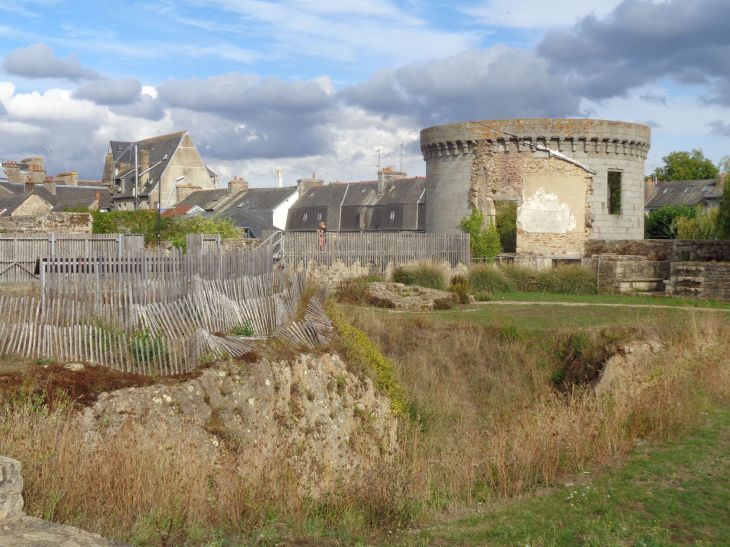 Guingamp chateau pierre II inside tower sep22
