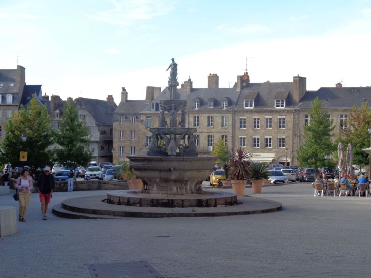 Guingamp fontaine de la Plomée rue henry kerfant sep22