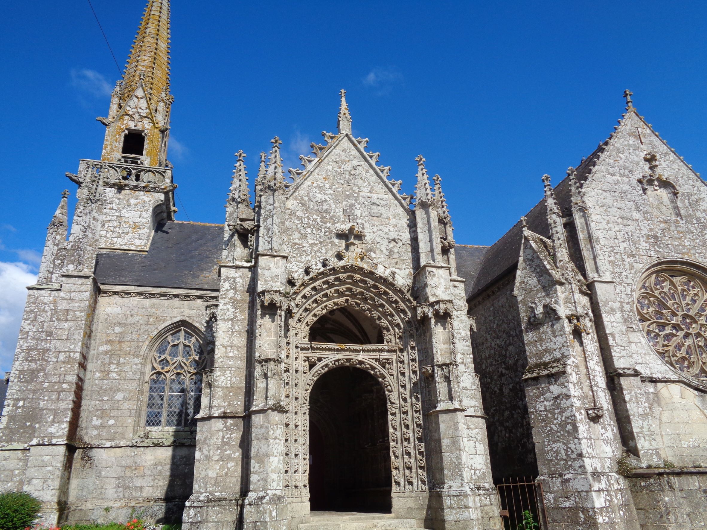 Kernascleden ch Notre Dame front belltower sep22