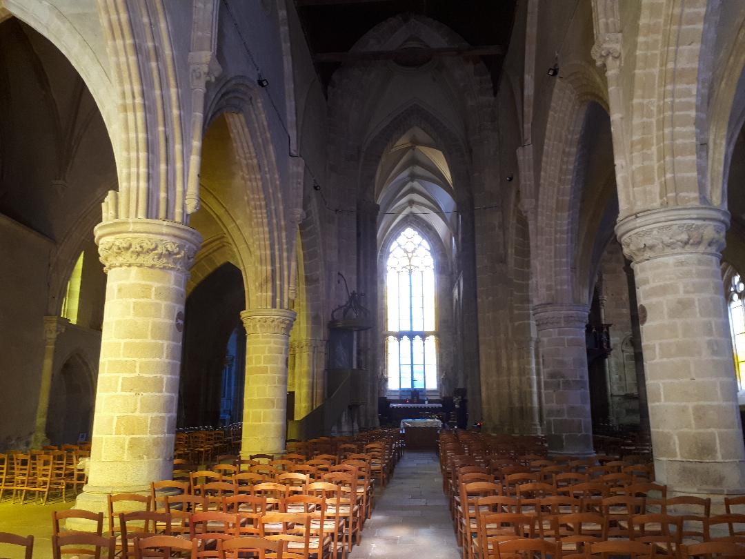 Lamballe ch coll Notre Dame nave to altar sep22