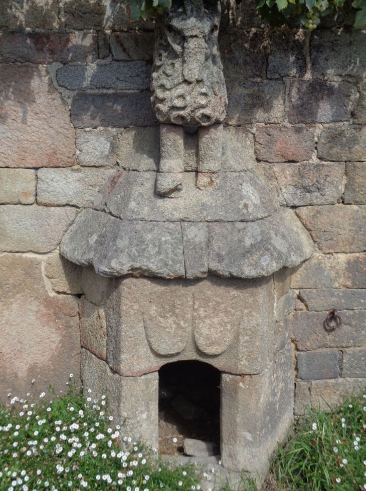 Lanvaudan oven near Ch Saint Maudez sep22