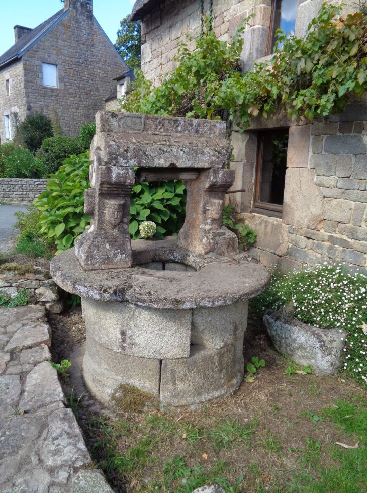 Lanvaudan puit or well across Ch Saint Maudez sep22
