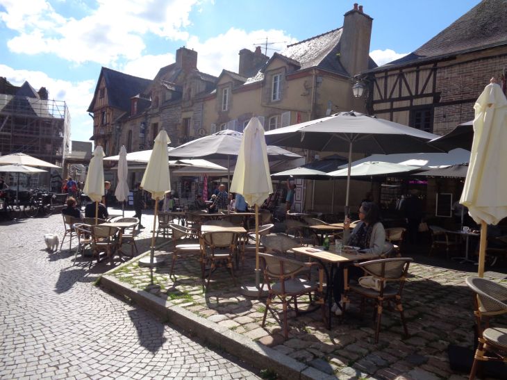 Malestroit Pl du Bouffay old town by church sep22