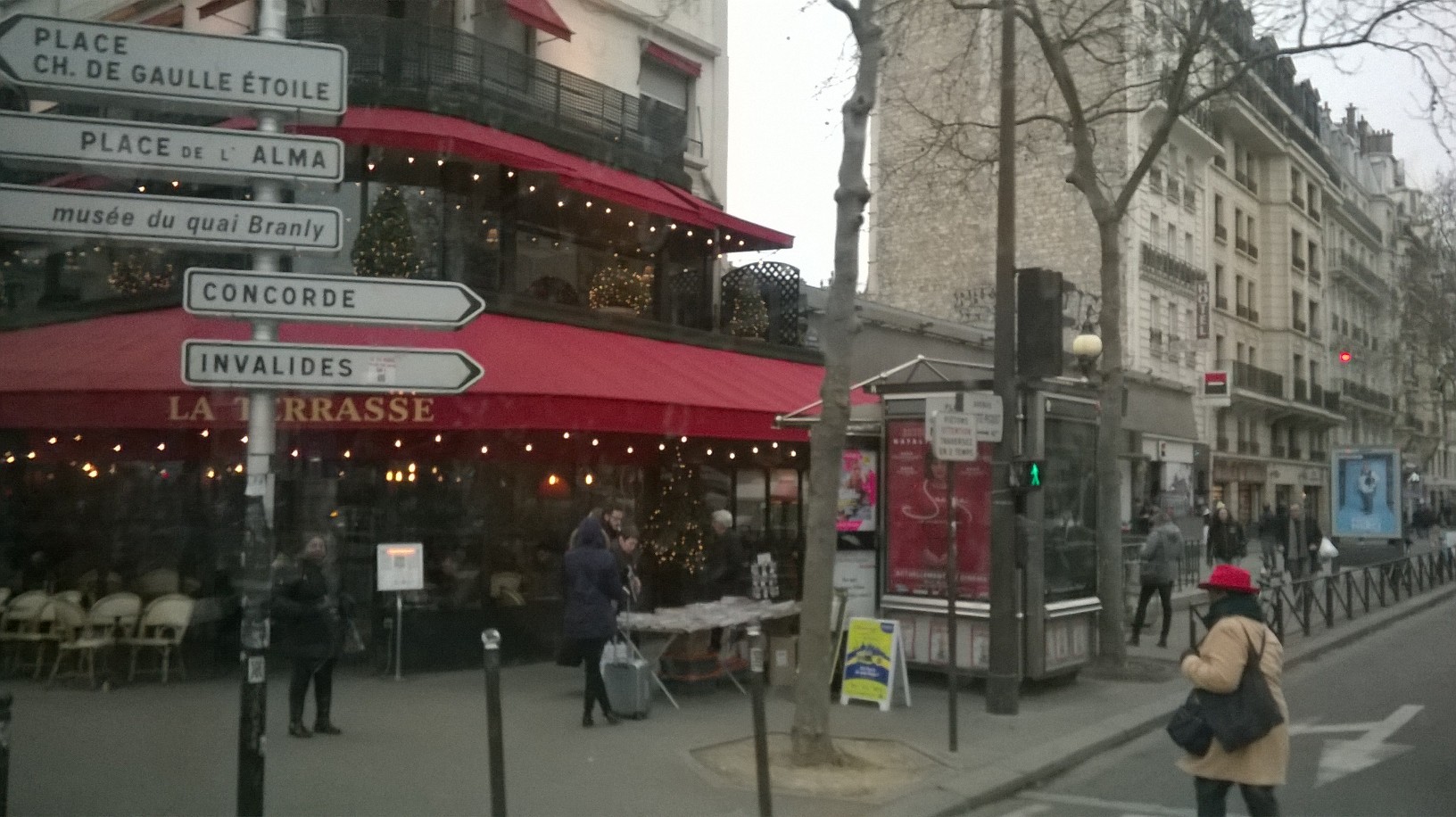 paris la terrace resto pl de l ecole militaire bus 82 feb17