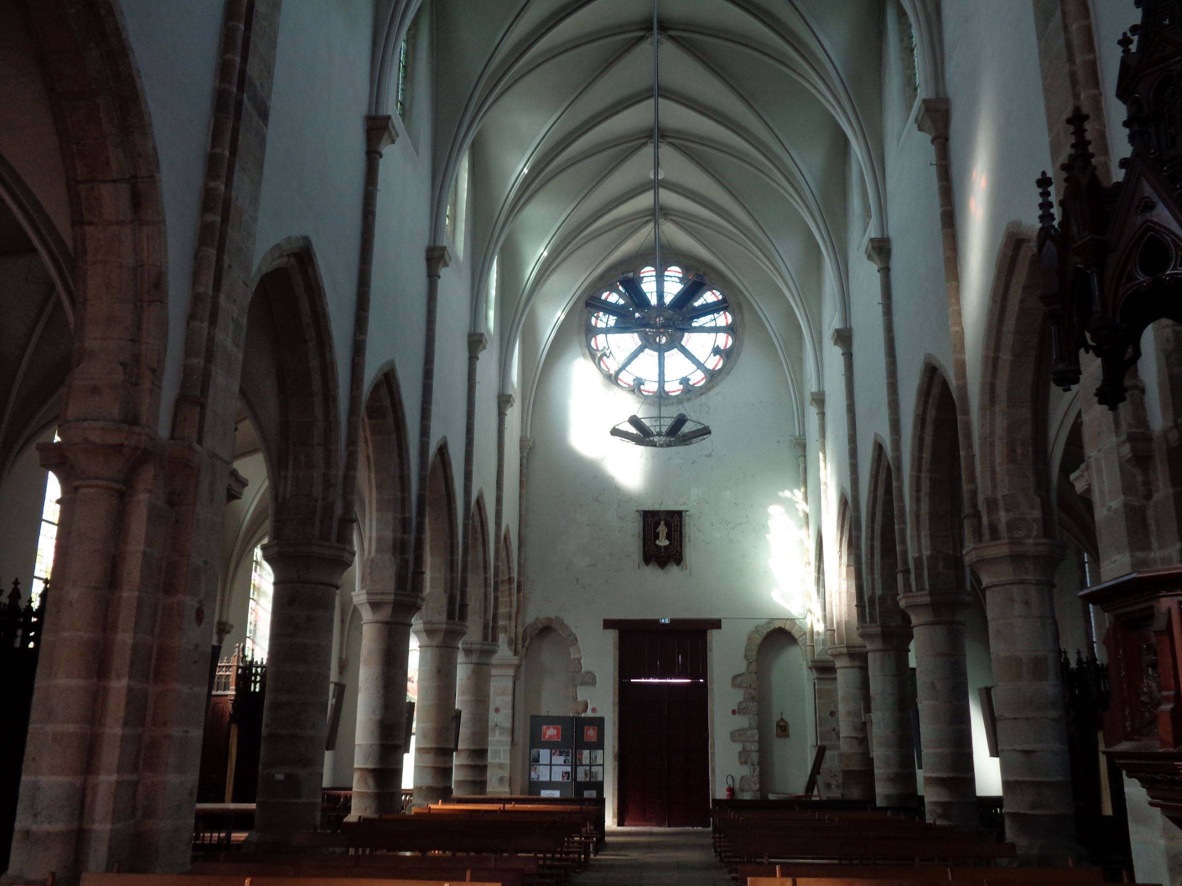 Plouhinec ch Notre Dame de Grâce back to wall sep22