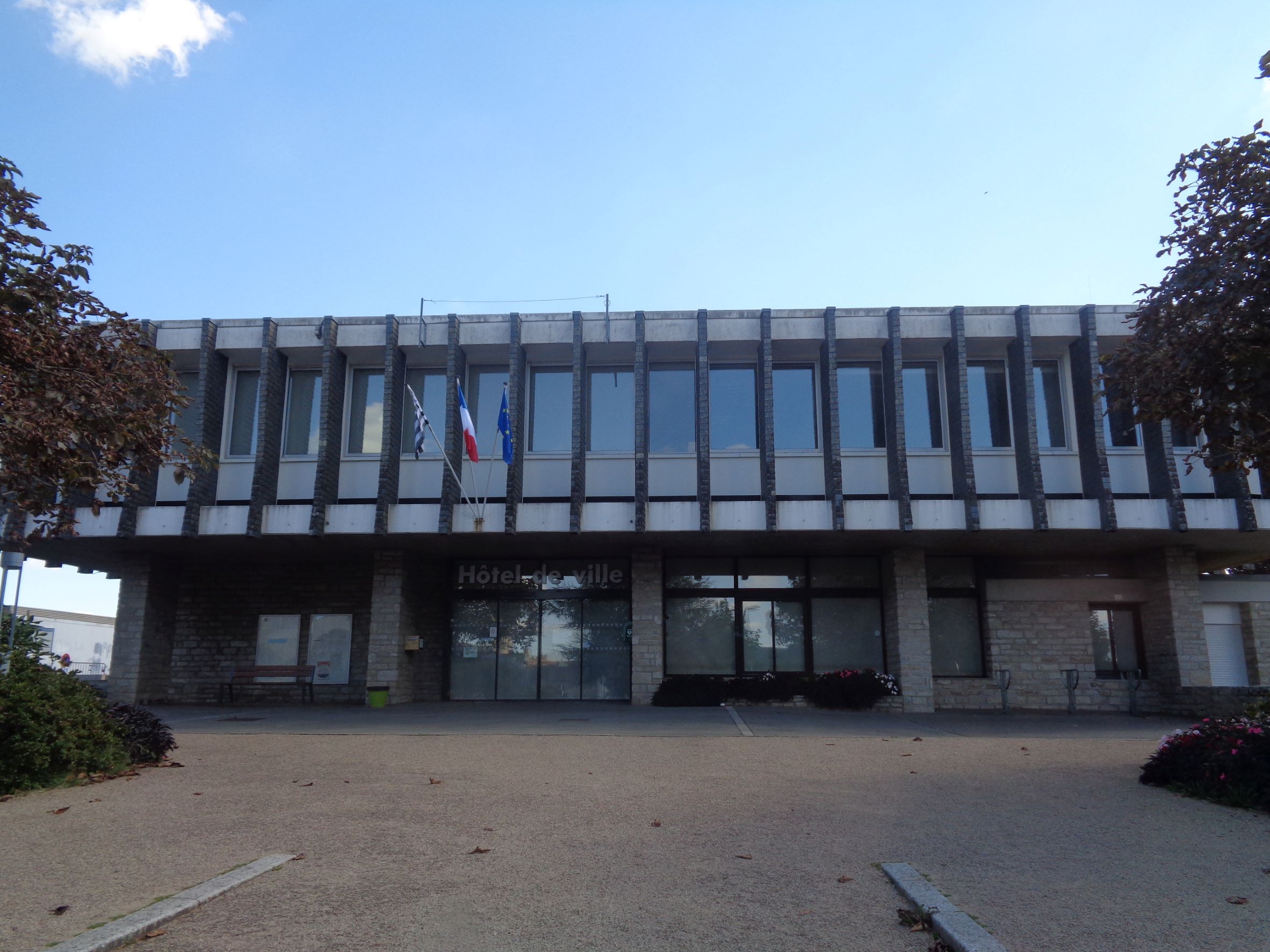 Questembert hotel de ville front sep22