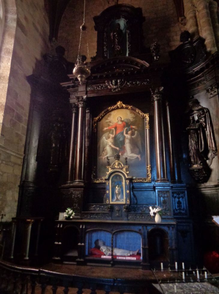 Rostrenen collegiale ch Notre Dame du Roncier chapel altar ND et relic St Valentin sep22
