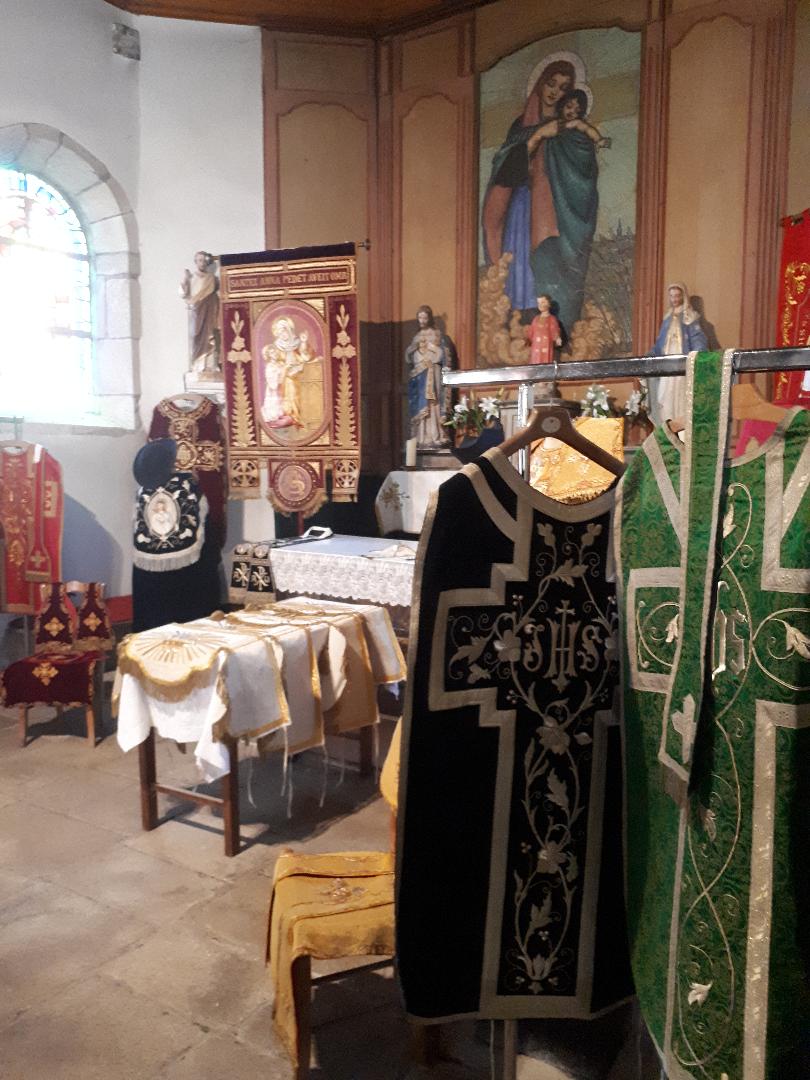 Theix Noyalo Ch Ste Cecile chapel banners sep22