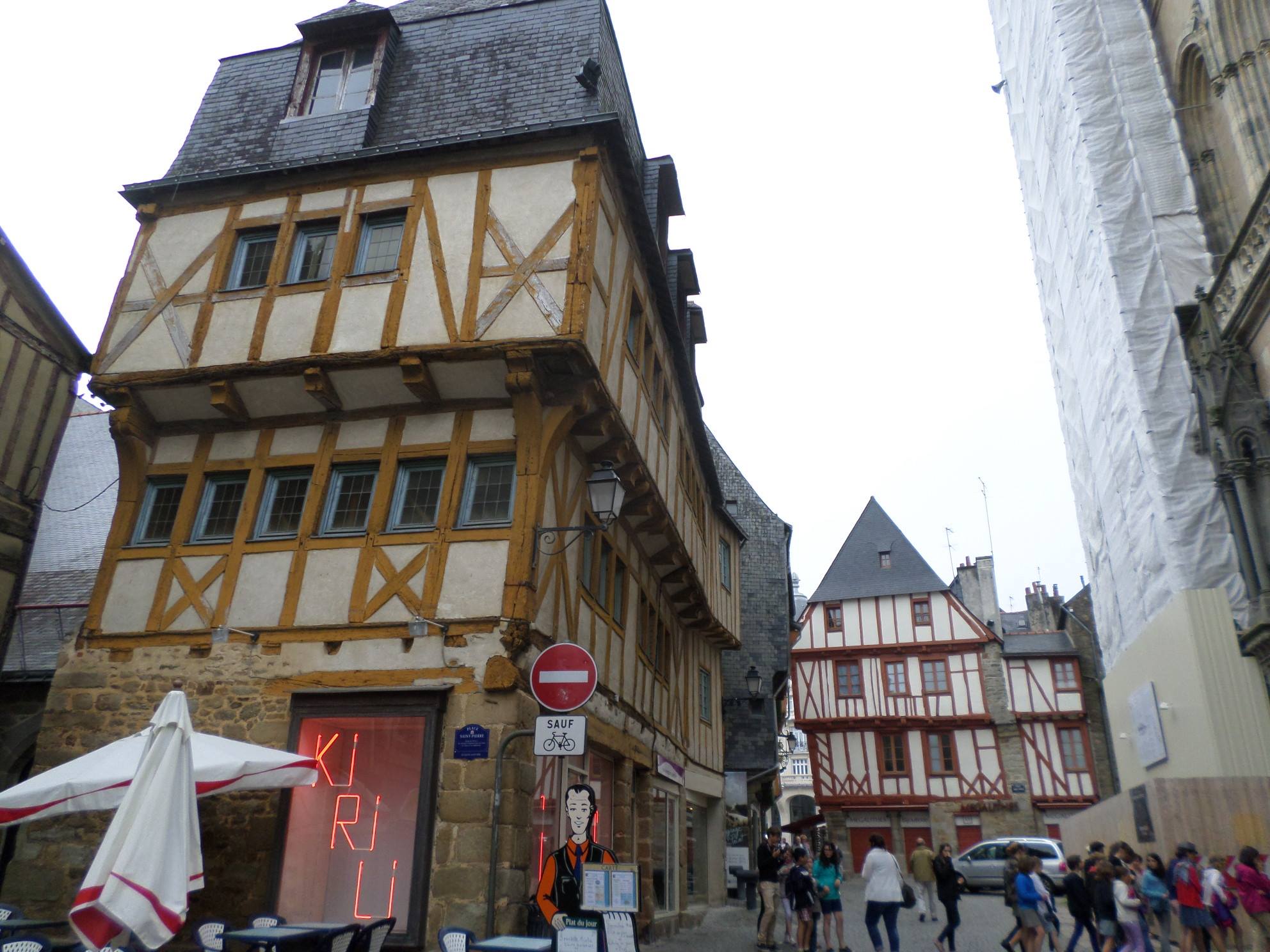 vannes pl st pierre cat right jul14