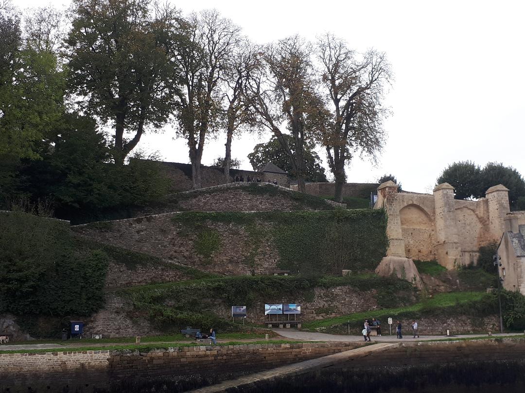 Auray St Goustan castle ruins front oct22