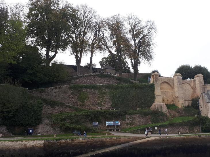 Auray St Goustan castle ruins front oct22