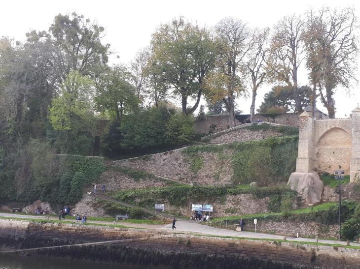Auray St Goustan castle ruins side oct22