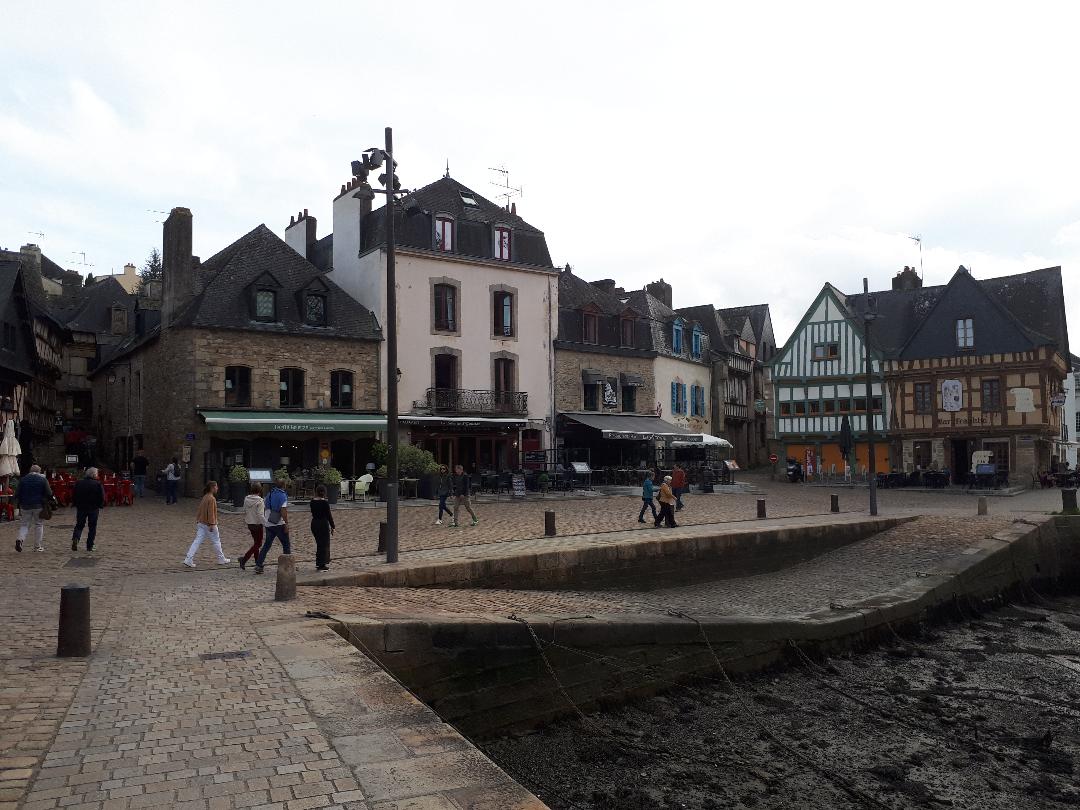 Auray St Goustan Place Saint Sauveur oct22