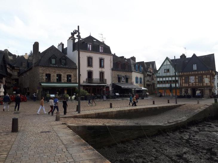 Auray St Goustan Place Saint Sauveur oct22