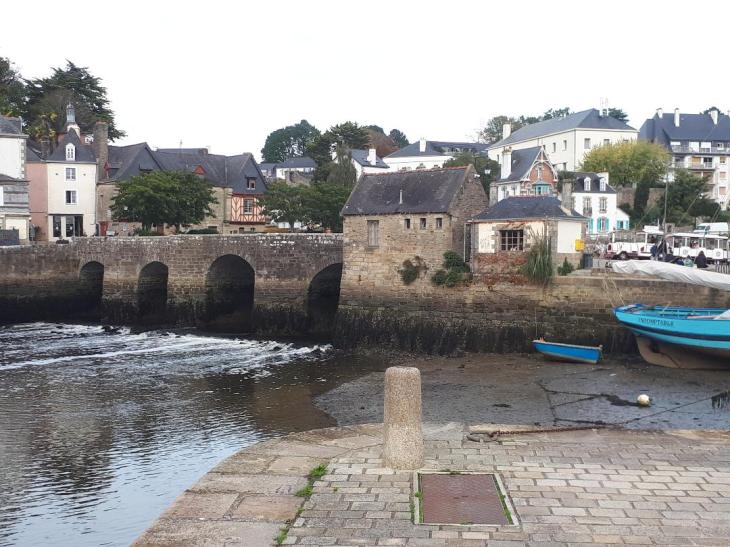 Auray St Goustan pont de pierre on the auray river oct22