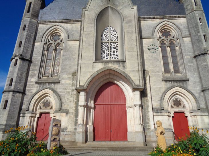 Guémené Penfao ch Sainte Anne front statues oct22
